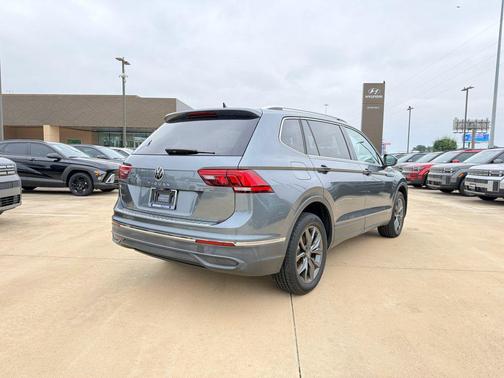 Platinum Gray Metallic 2022 Volkswagen Tiguan 2.0T SE