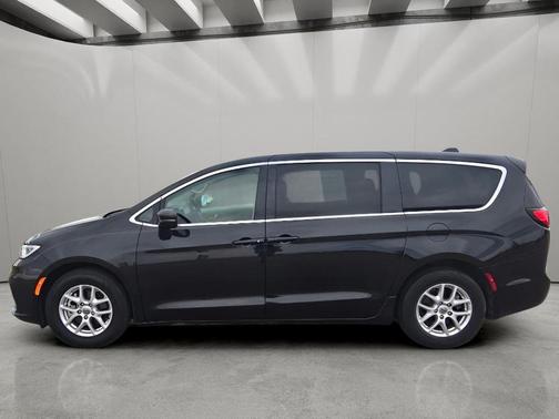 Brilliant Black Crystal Pearlcoat 2023 Chrysler Pacifica Touring L