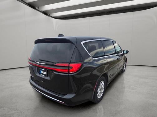 Brilliant Black Crystal Pearlcoat 2023 Chrysler Pacifica Touring L