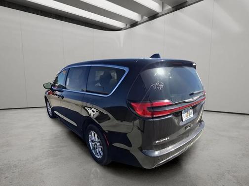 Brilliant Black Crystal Pearlcoat 2023 Chrysler Pacifica Touring L