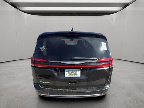 Brilliant Black Crystal Pearlcoat 2023 Chrysler Pacifica Touring L