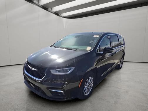 Brilliant Black Crystal Pearlcoat 2023 Chrysler Pacifica Touring L