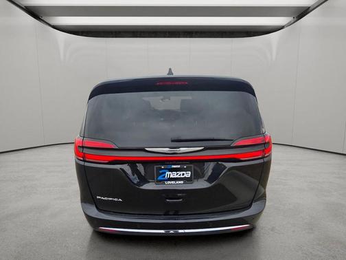 Brilliant Black Crystal Pearlcoat 2023 Chrysler Pacifica Touring L