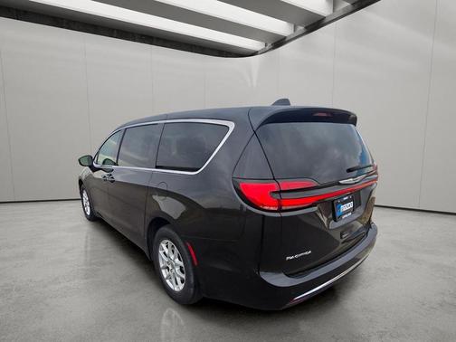 Brilliant Black Crystal Pearlcoat 2023 Chrysler Pacifica Touring L