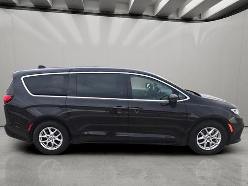 Brilliant Black Crystal Pearlcoat 2023 Chrysler Pacifica Touring L