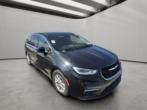 Brilliant Black Crystal Pearlcoat 2023 Chrysler Pacifica Touring L