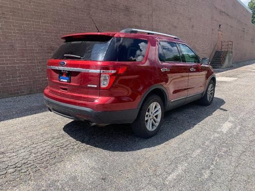 Red 2014 Ford Explorer XLT