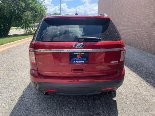 Red 2014 Ford Explorer XLT
