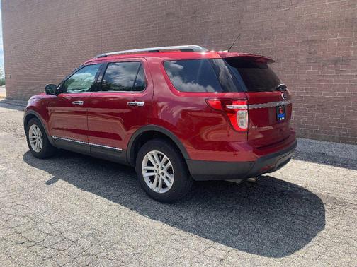 Red 2014 Ford Explorer XLT