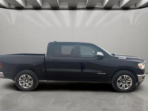 Diamond Black Crystal Pearlcoat 2024 RAM 1500 Laramie