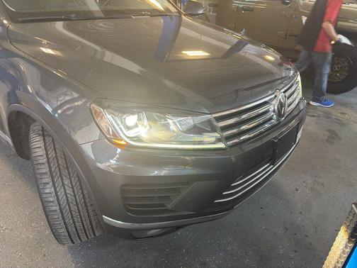 Deep Black Pearl 2017 Volkswagen Tiguan 2.0T Wolfsburg Edition