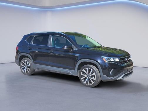 Deep Black Pearl 2024 Volkswagen Taos 1.5T SE