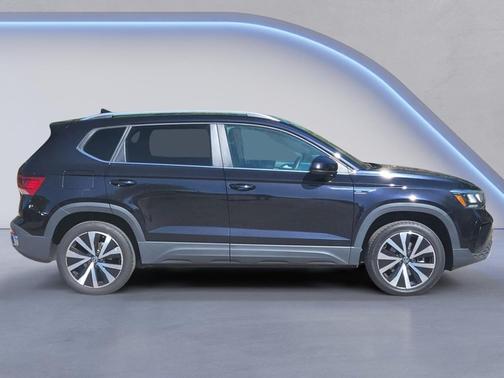 Deep Black Pearl 2024 Volkswagen Taos 1.5T SE