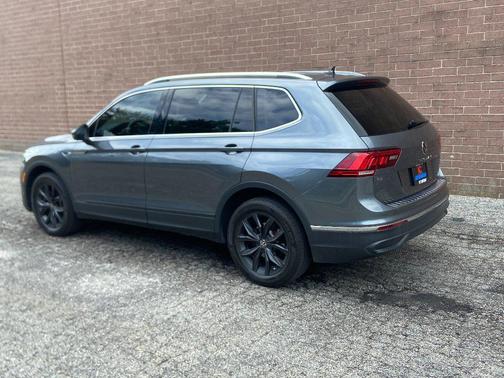 Platinum Gray Metallic 2024 Volkswagen Tiguan 2.0T SE