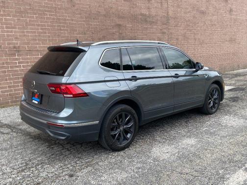 Platinum Gray Metallic 2024 Volkswagen Tiguan 2.0T SE