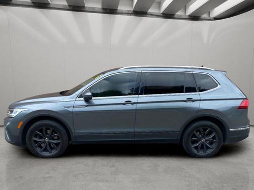 Platinum Gray Metallic 2024 Volkswagen Tiguan 2.0T SE