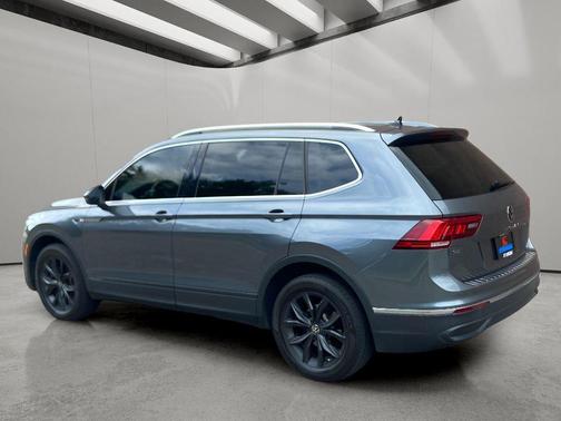 Platinum Gray Metallic 2024 Volkswagen Tiguan 2.0T SE