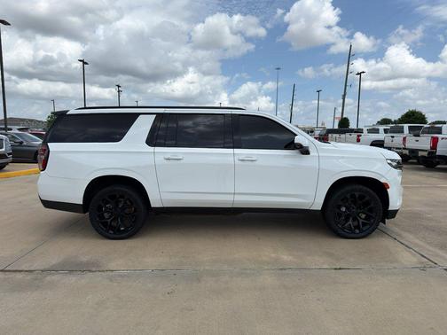 Summit White 2022 Chevrolet Suburban RST