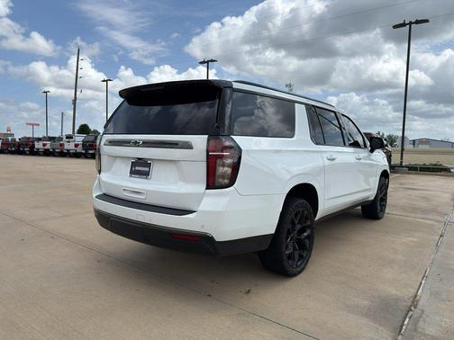 Summit White 2022 Chevrolet Suburban RST