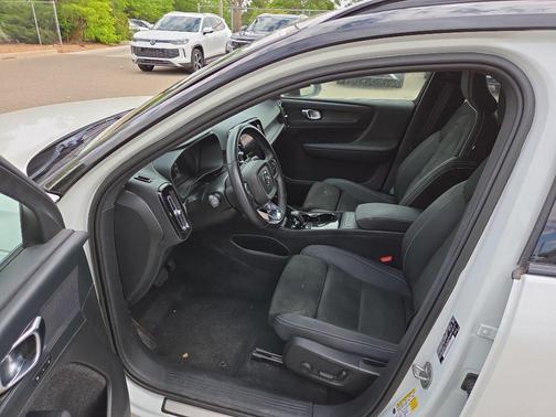 Crystal White Metallic 2023 Volvo XC40 Recharge Pure Electric Twin Plus