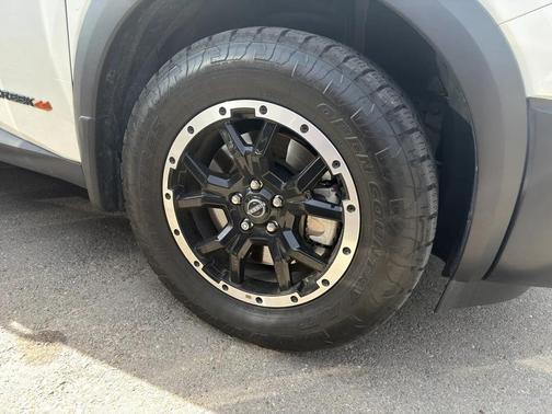 Pearl White Tricoat/Super Black 2024 Nissan Pathfinder Rock Creek 4WD