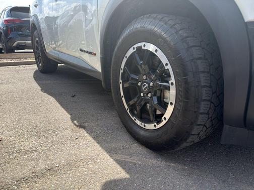 Pearl White Tricoat/Super Black 2024 Nissan Pathfinder Rock Creek 4WD