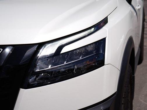 Pearl White Tricoat/Super Black 2024 Nissan Pathfinder Rock Creek 4WD
