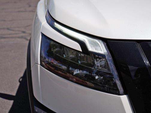 Pearl White Tricoat/Super Black 2024 Nissan Pathfinder Rock Creek 4WD
