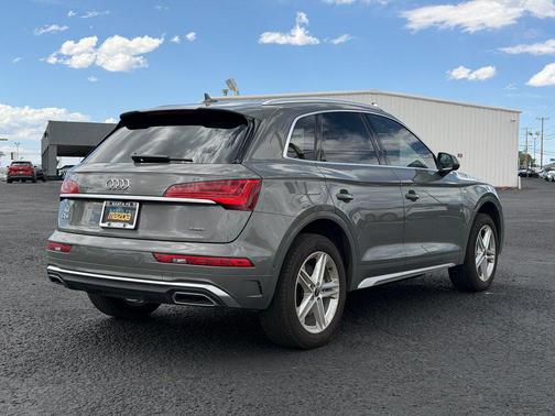 Chronos Gray Metallic 2024 Audi Q5 e 55 S line Prestige