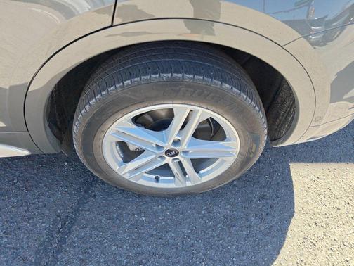 Chronos Gray Metallic 2024 Audi Q5 e 55 S line Prestige