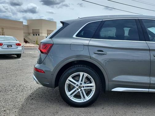 Chronos Gray Metallic 2024 Audi Q5 e 55 S line Prestige