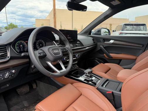 Chronos Gray Metallic 2024 Audi Q5 e 55 S line Prestige