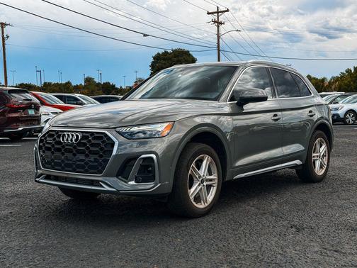 Chronos Gray Metallic 2024 Audi Q5 e 55 S line Prestige