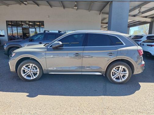 Chronos Gray Metallic 2024 Audi Q5 e 55 S line Prestige