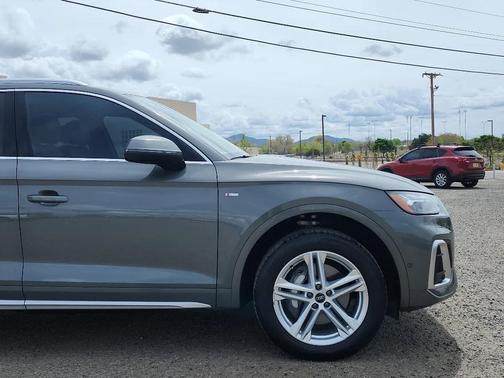 Chronos Gray Metallic 2024 Audi Q5 e 55 S line Prestige