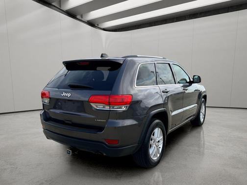 Granite Crystal Metallic Clearcoat 2017 Jeep Grand Cherokee Laredo