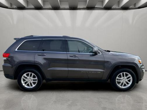 Granite Crystal Metallic Clearcoat 2017 Jeep Grand Cherokee Laredo