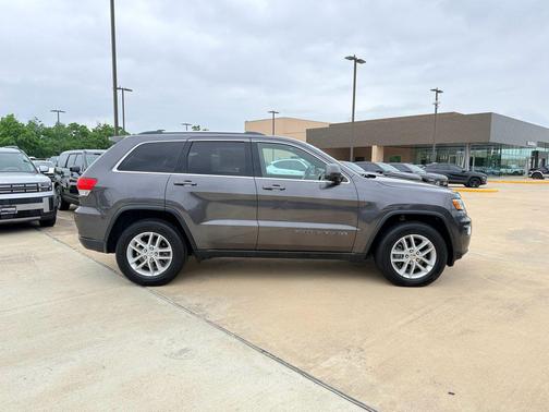 Granite Crystal Metallic Clearcoat 2017 Jeep Grand Cherokee Laredo