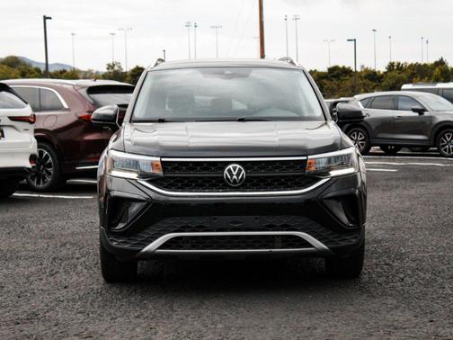 Deep Black Pearl 2024 Volkswagen Taos 1.5T SE