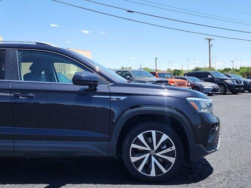Deep Black Pearl 2024 Volkswagen Taos 1.5T SE