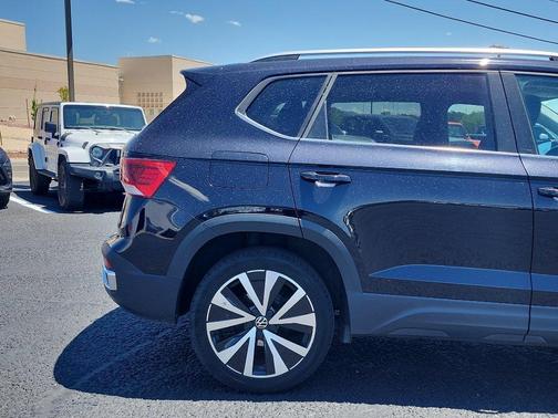 Deep Black Pearl 2024 Volkswagen Taos 1.5T SE