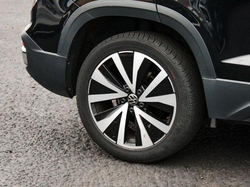 Deep Black Pearl 2024 Volkswagen Taos 1.5T SE