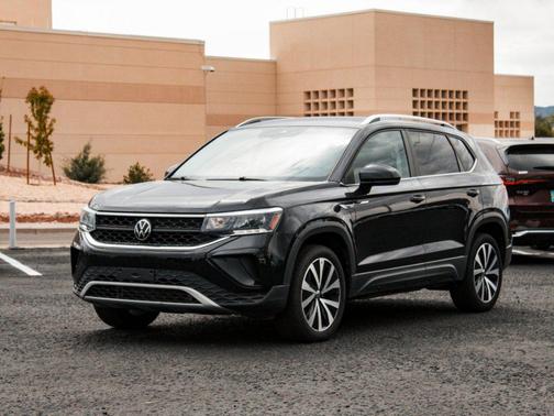Deep Black Pearl 2024 Volkswagen Taos 1.5T SE