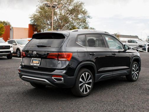 Deep Black Pearl 2024 Volkswagen Taos 1.5T SE