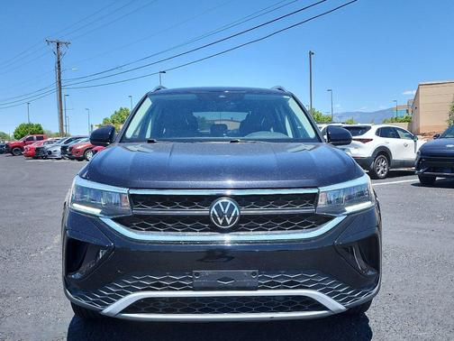 Deep Black Pearl 2024 Volkswagen Taos 1.5T SE
