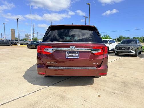 Deep Scarlet Pearl 2019 Honda Odyssey Elite