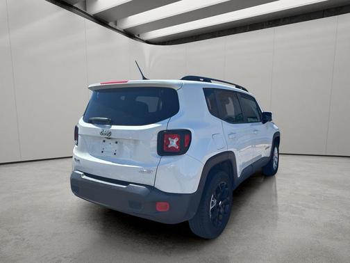 Alpine White 2017 Jeep Renegade Latitude