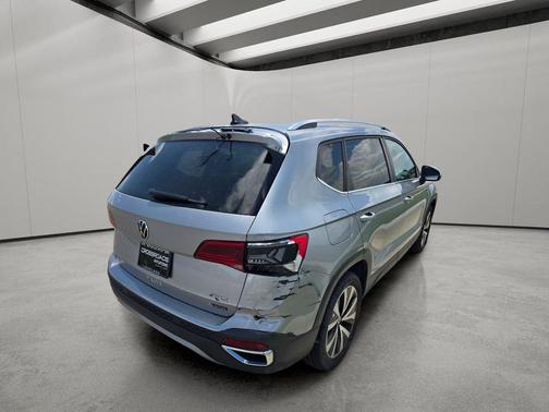 Pyrite Silver Metallic 2022 Volkswagen Taos 1.5T SE