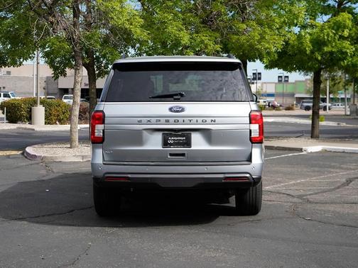 ICONIC SILVER METALLIC 2024 Ford Expedition XLT