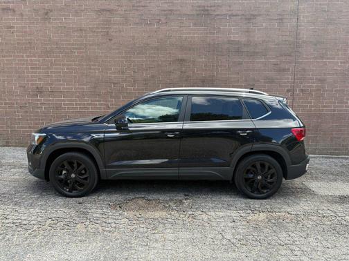 Deep Black Pearl 2023 Volkswagen Taos 1.5T SE